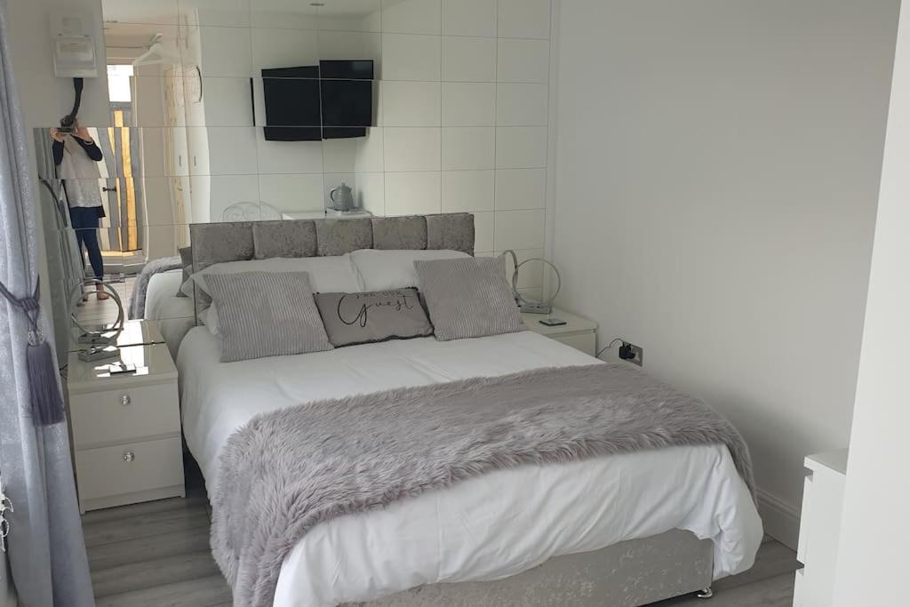 Near Liverpool Double Bedroom Hideaway ウィラル エクステリア 写真