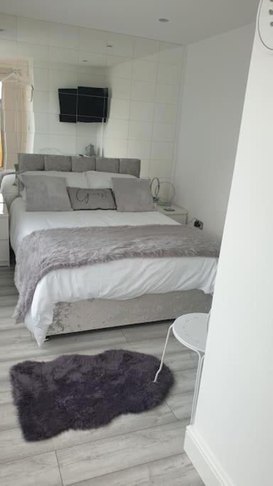 Near Liverpool Double Bedroom Hideaway ウィラル エクステリア 写真