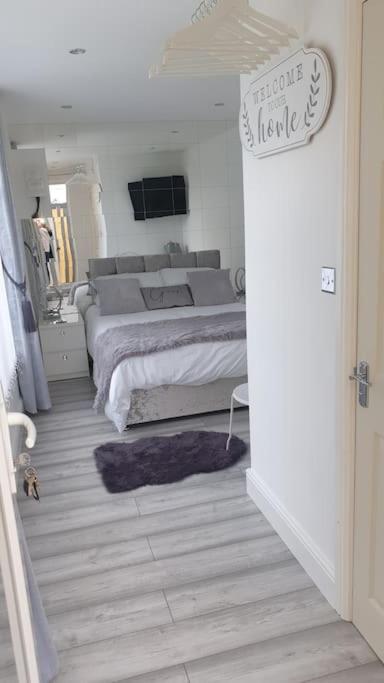 Near Liverpool Double Bedroom Hideaway ウィラル エクステリア 写真